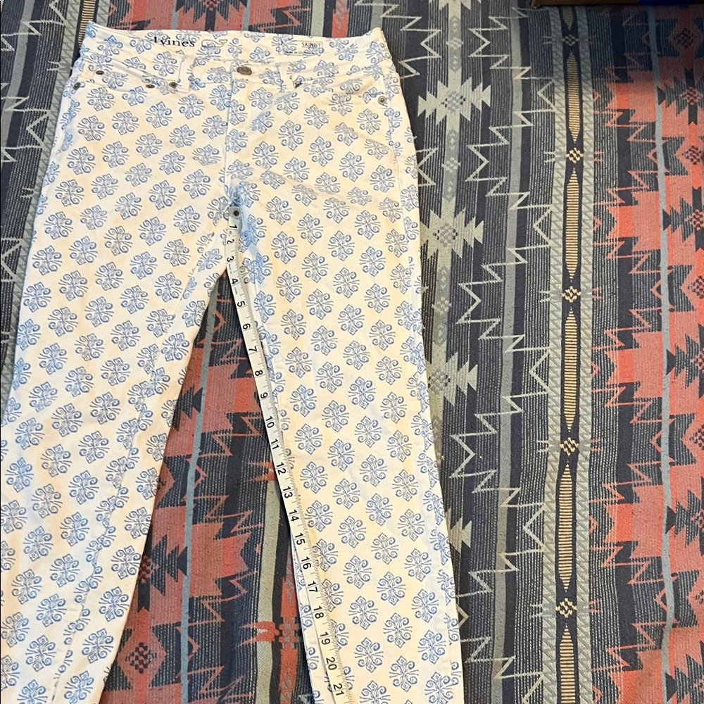 Vineyard vines white Denice with blue design size 2